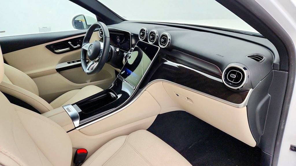 Used 2025 Mercedes-Benz GLC 350e 4MATIC w/ Driver Assistance Package image 24