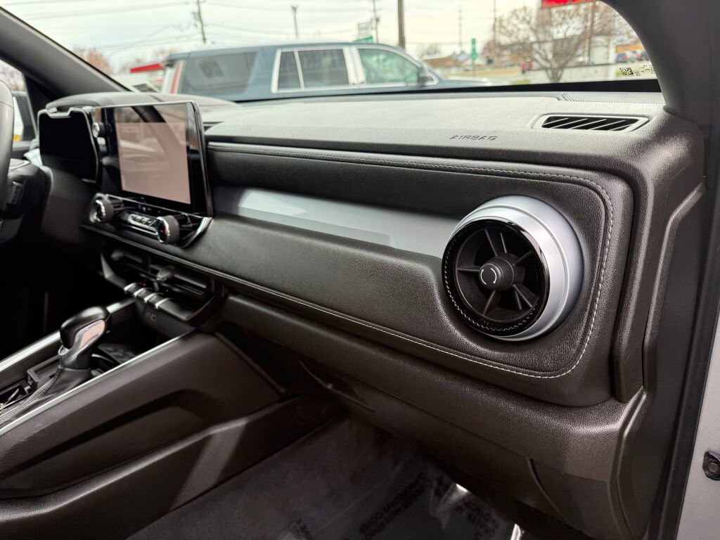 Used 2023 Chevrolet Colorado LT RWD image 29