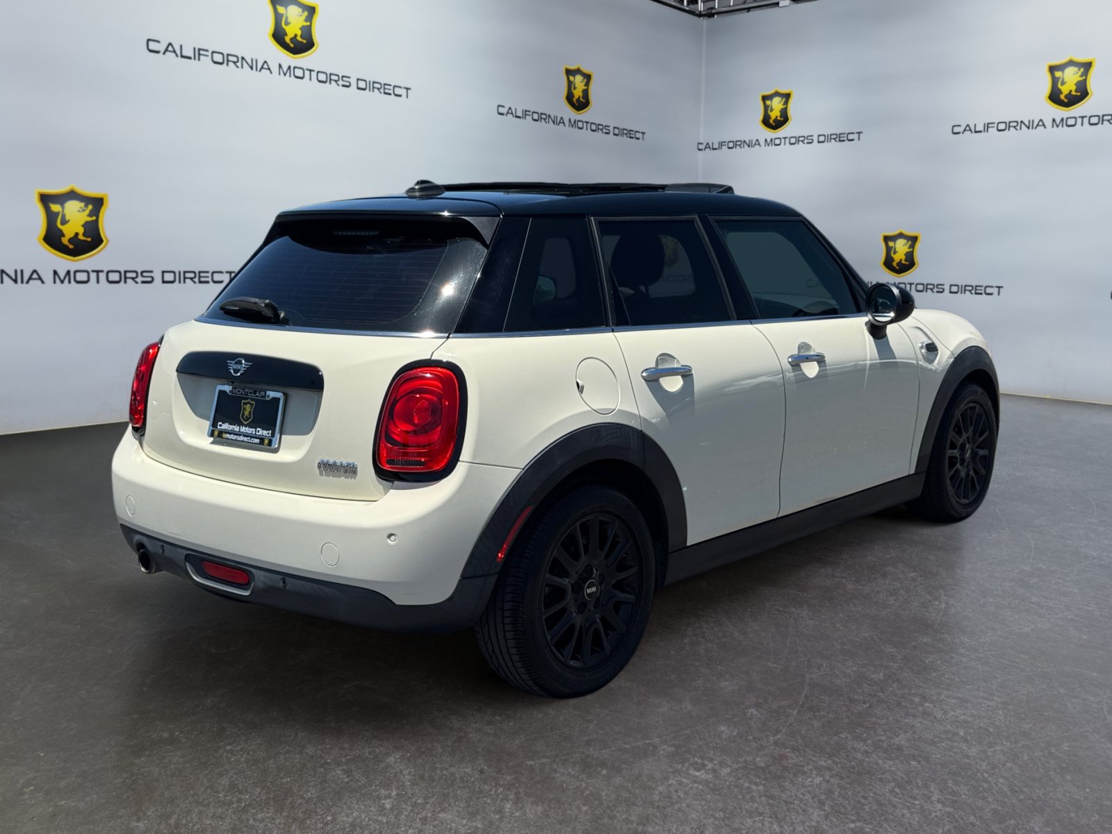 Used 2019 MINI Cooper 4-Door Hardtop w/ Signature Upholstery Package FWD image 5