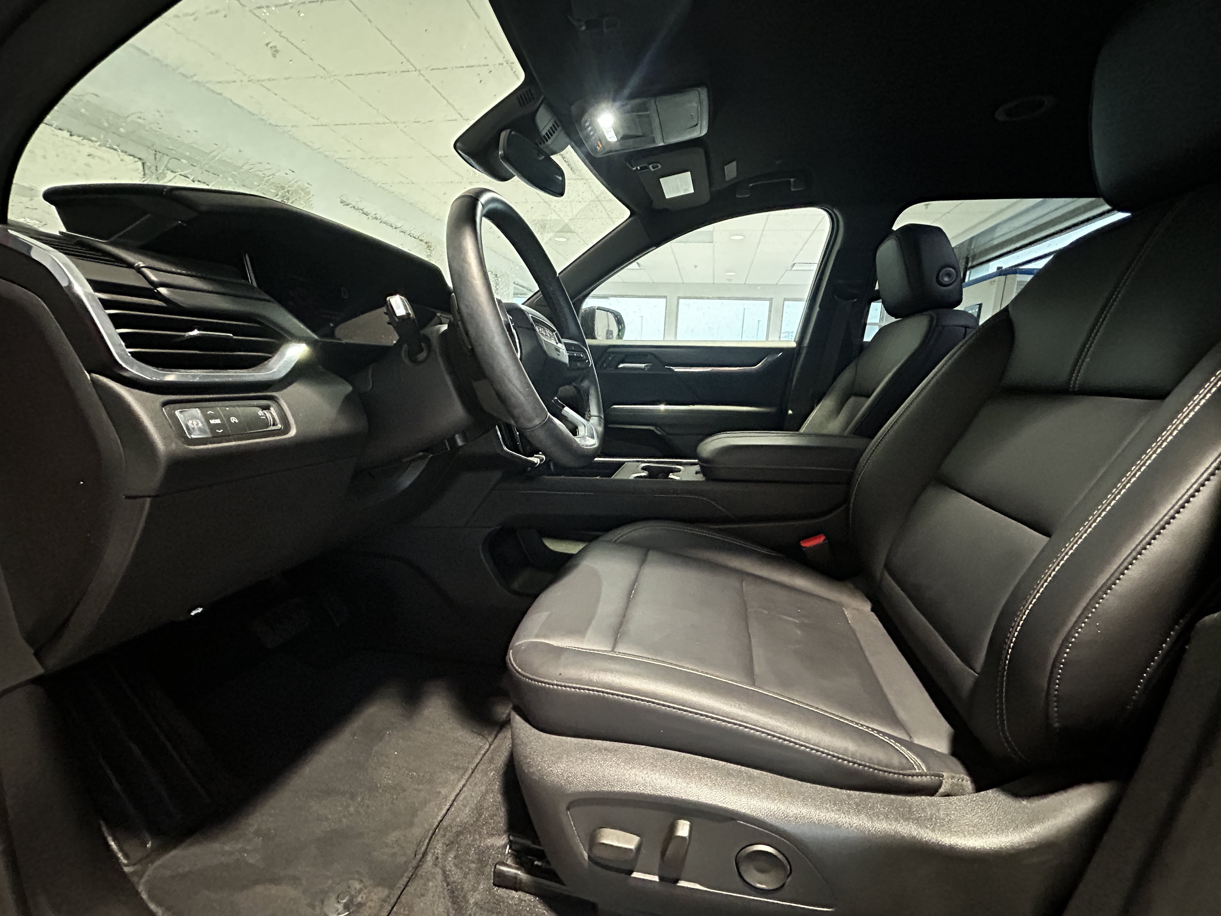 Used 2024 GMC Acadia Elevation w/ Luxury Package FWD image 2