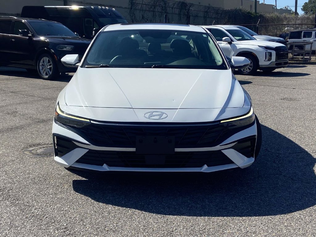 Used 2025 Hyundai Elantra Limited FWD image 6