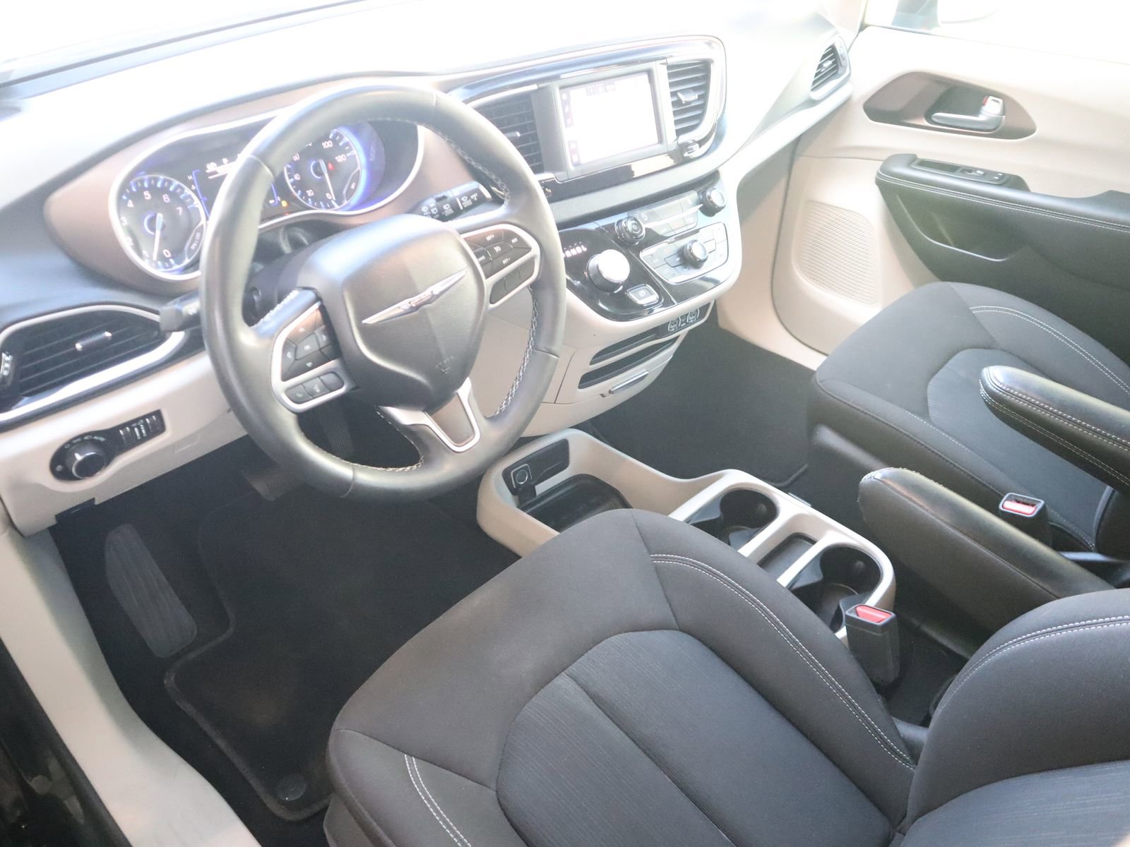 Used 2024 Chrysler Voyager LX image 23