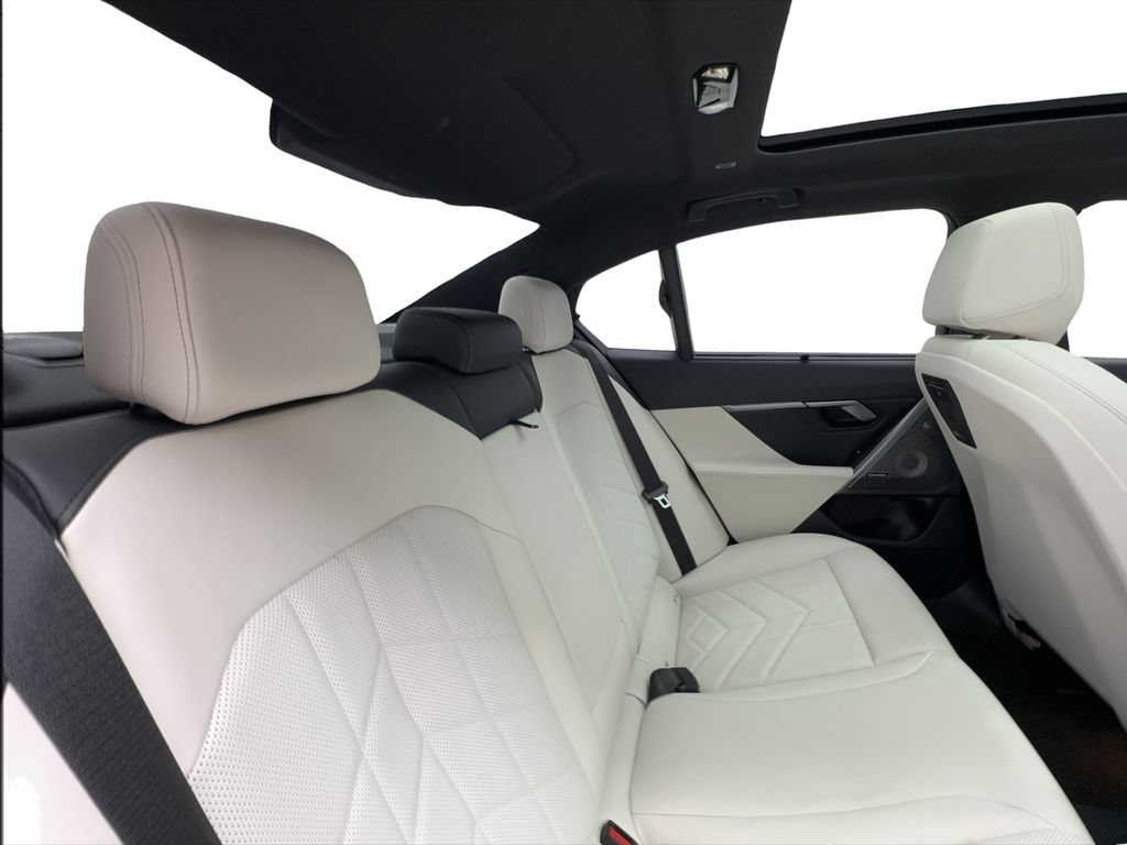 Used 2024 BMW i5 eDrive40i w/ Executive Package RWD image 31