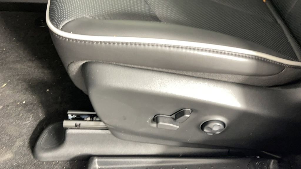 New 2025 Chrysler Pacifica Limited image 31