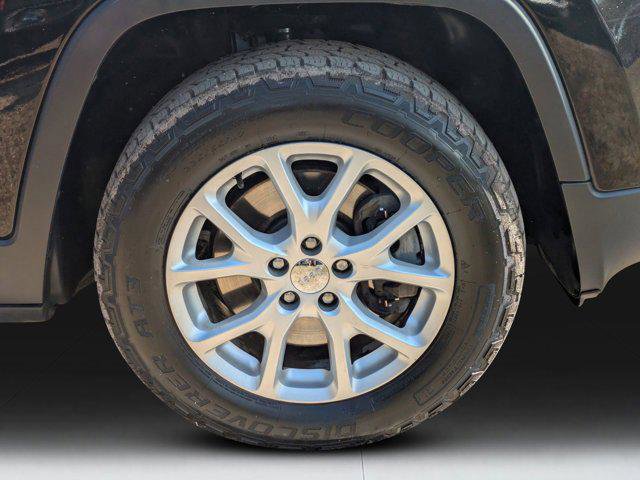 Certified 2017 Jeep Cherokee Latitude w/ Cold Weather Group image 9