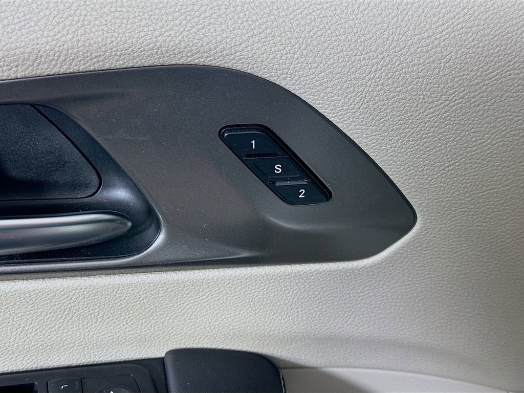 Used 2023 Chrysler Pacifica Touring-L image 22