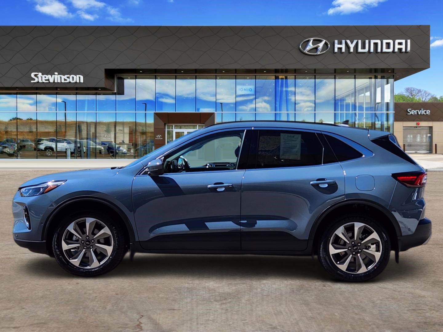 Used 2023 Ford Escape Platinum w/ Premium Technology Package image 2