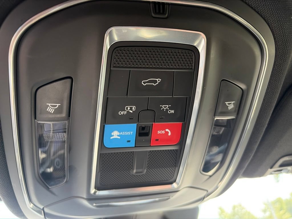 Used 2025 Jeep Grand Cherokee Altitude AWD/4WD image 33