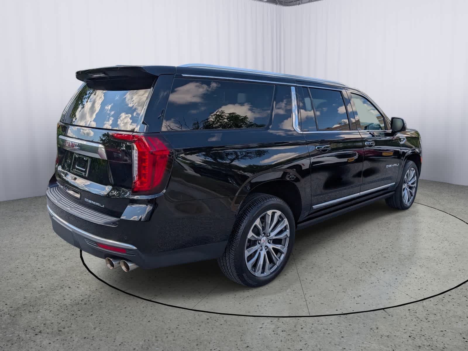 Certified 2022 GMC Yukon XL Denali w/ Denali Premium Package AWD/4WD image 3