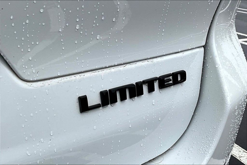Used 2023 Jeep Grand Cherokee L Limited w/ Black Appearance Package AWD/4WD image 24