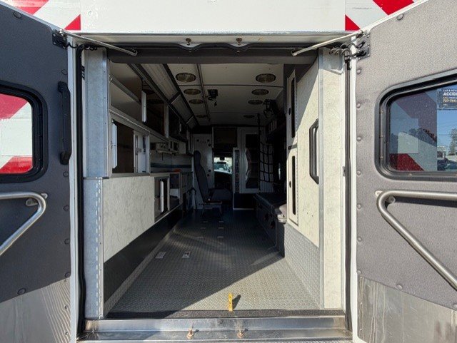 Used 2003 Ford E-450 and Econoline 450 image 18