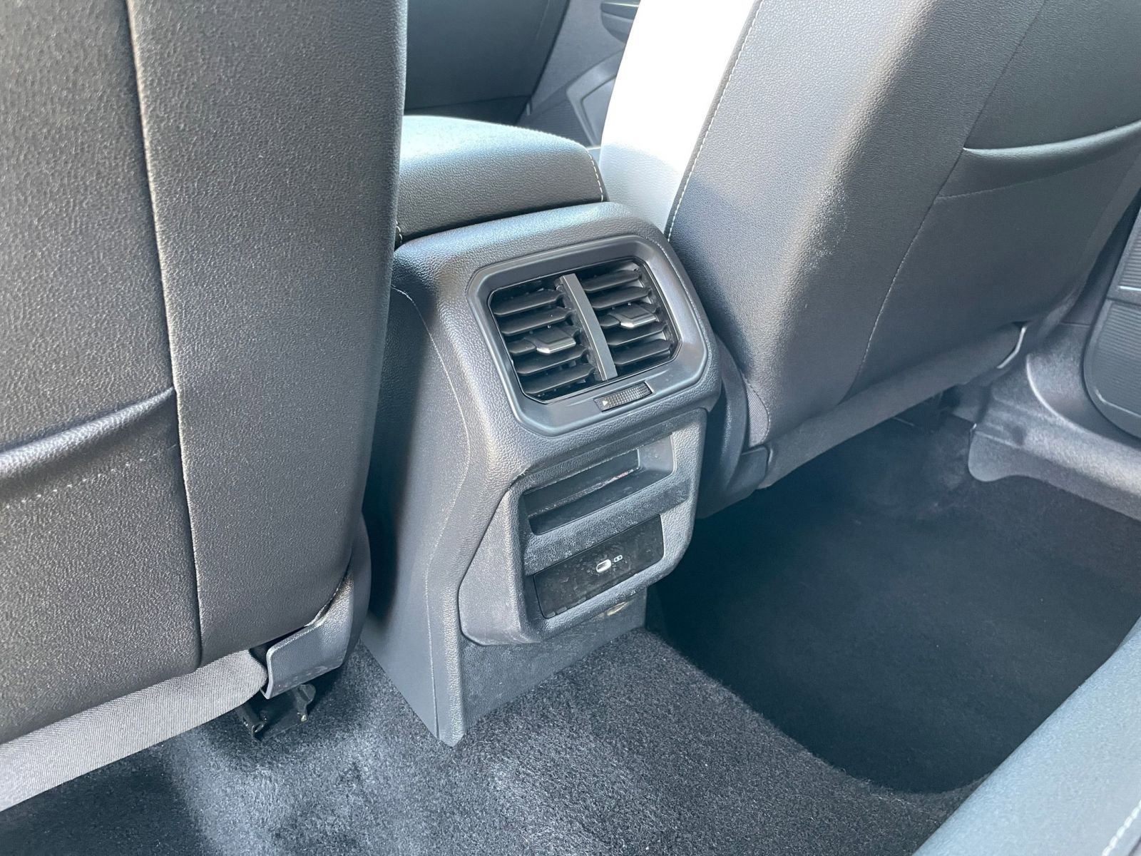 Used 2025 Volkswagen Taos SE image 23