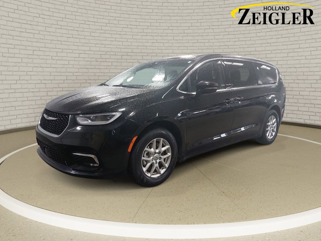 Used 2025 Chrysler Pacifica Select FWD image 1