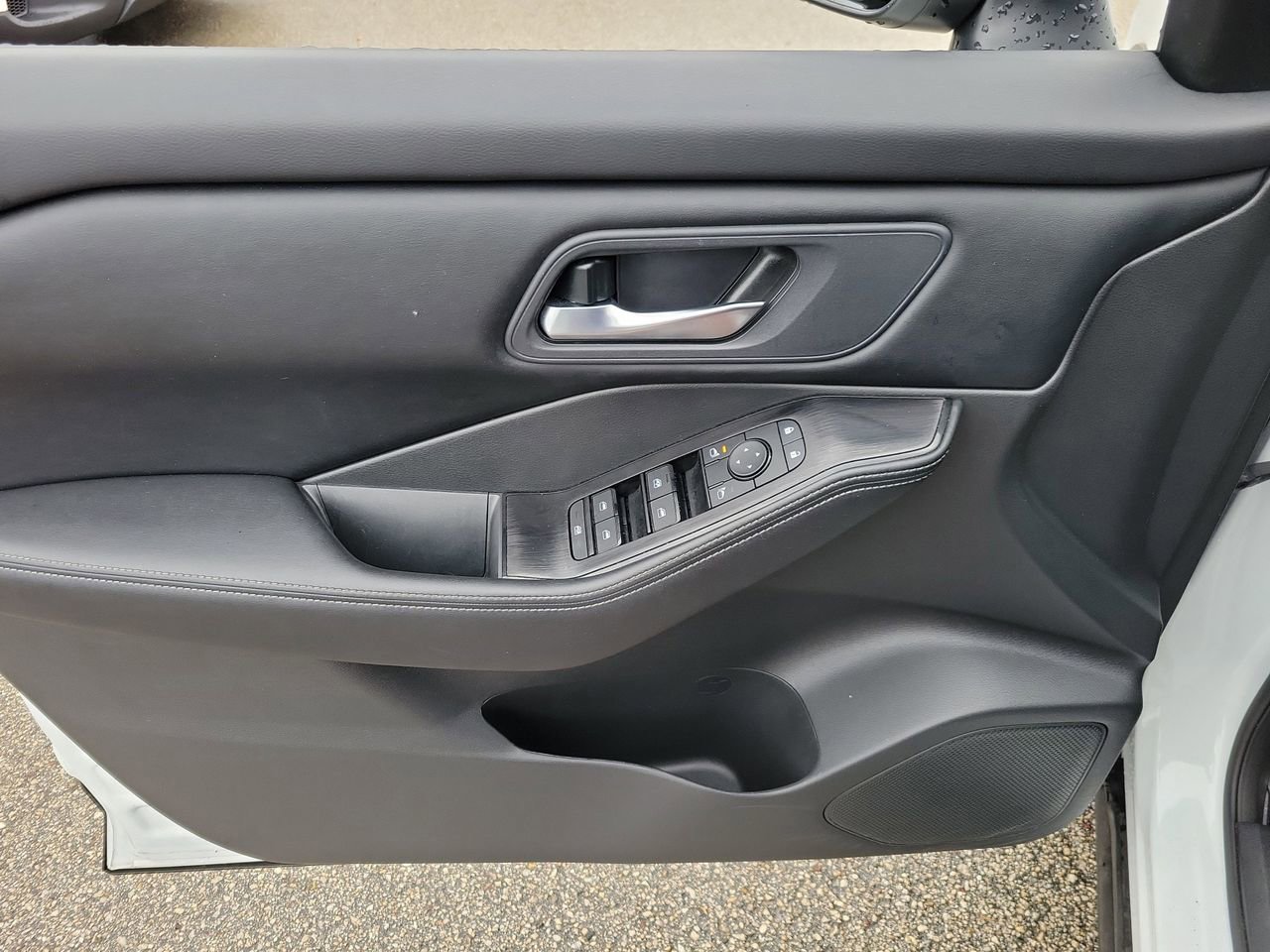 Used 2025 Nissan Rogue SV image 14