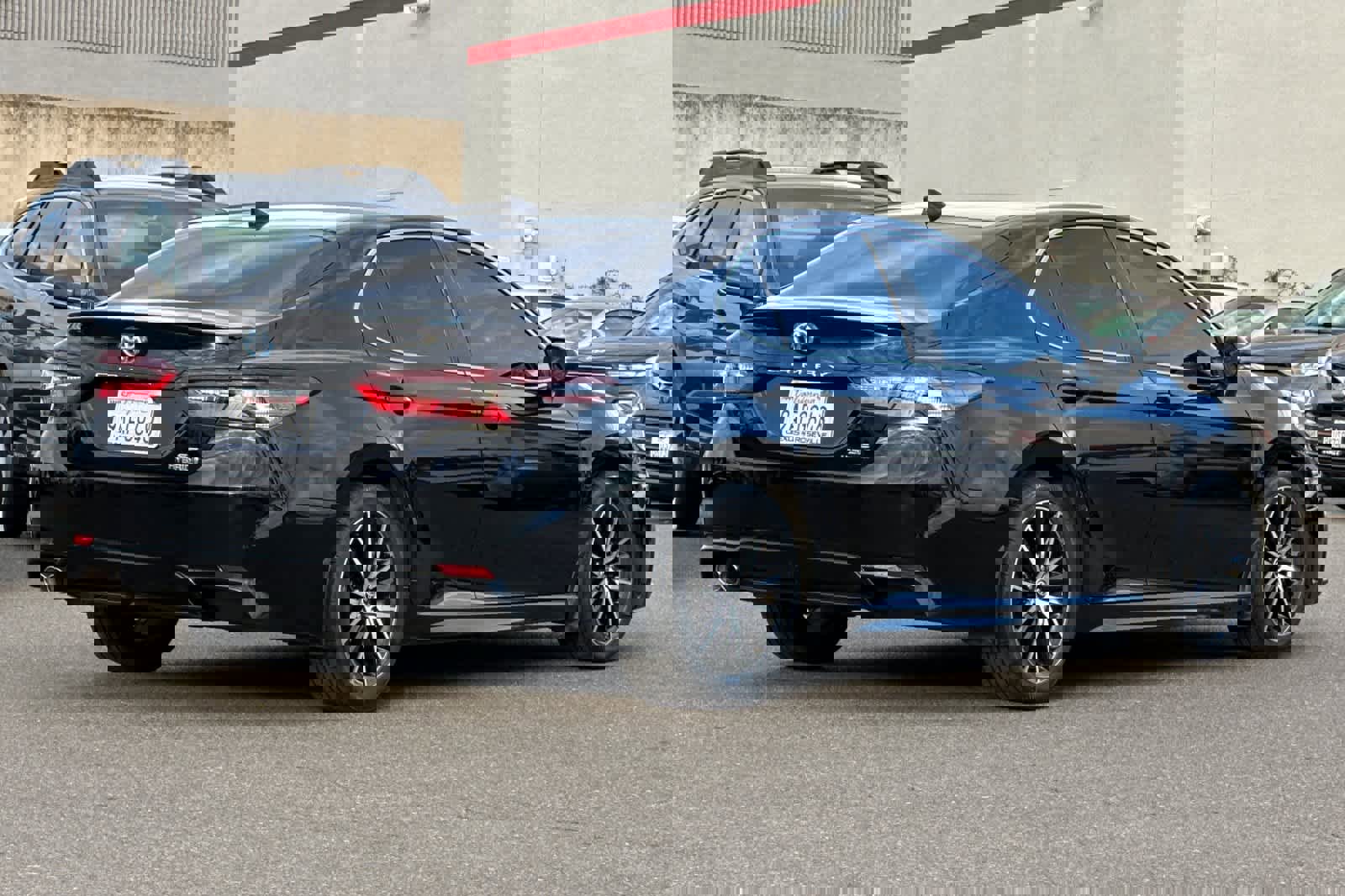 Used 2022 Toyota Camry SE image 2