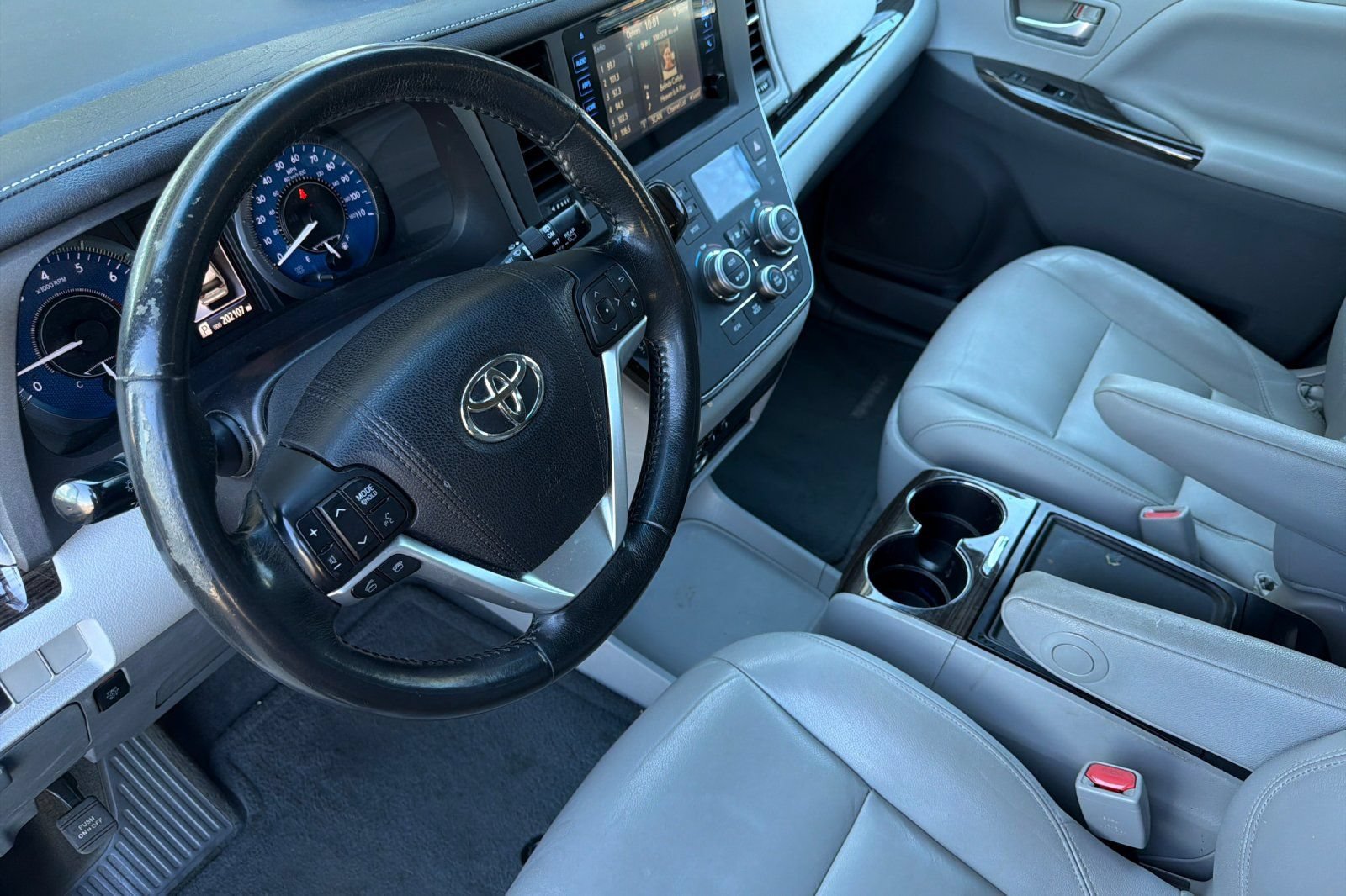 Used 2015 Toyota Sienna XLE FWD image 12
