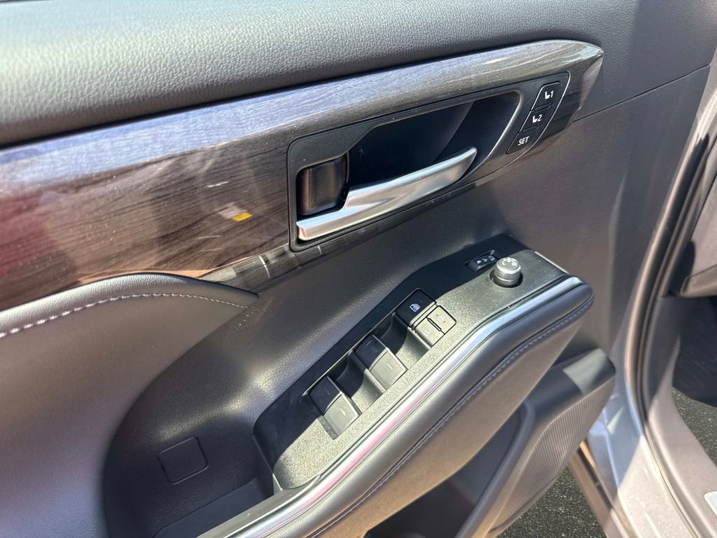New 2026 Toyota Highlander Limited image 18