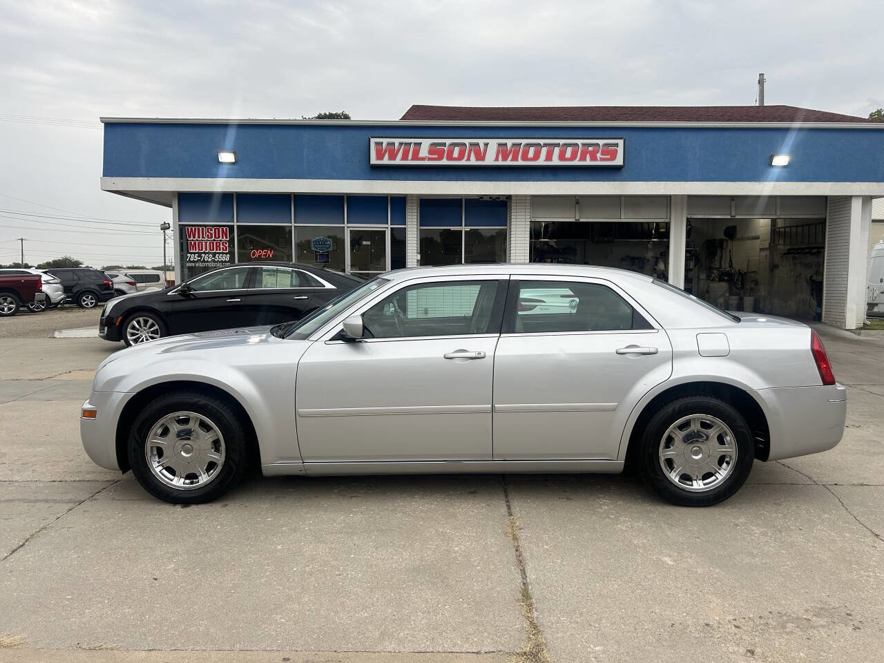 Used 2005 Chrysler 300 Touring image 3