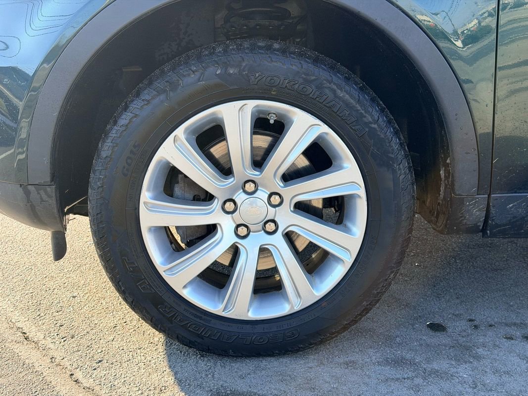 Used 2017 Land Rover Discovery Sport SE image 29