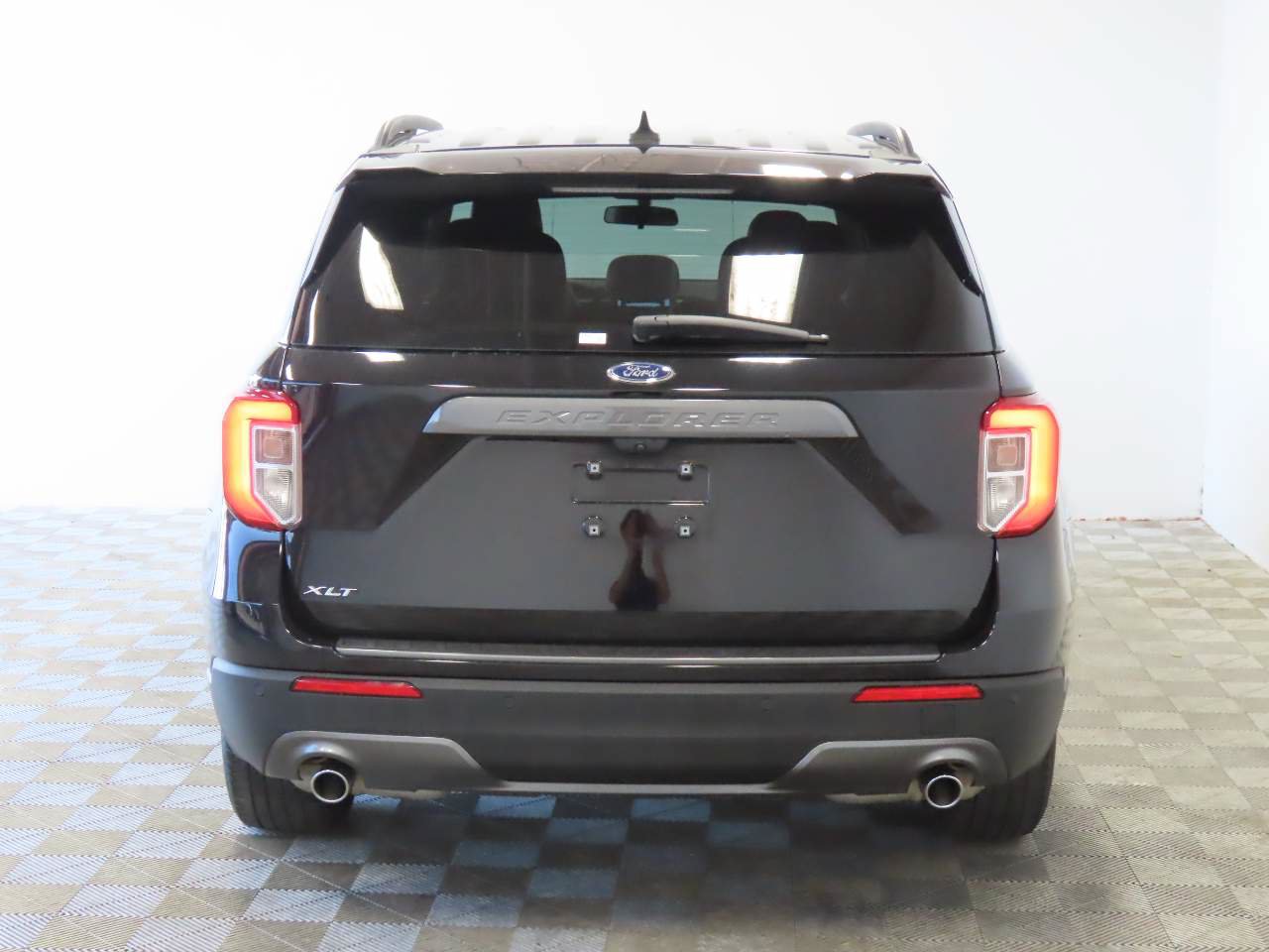 Used 2023 Ford Explorer XLT w/ Equipment Group 202A RWD image 4