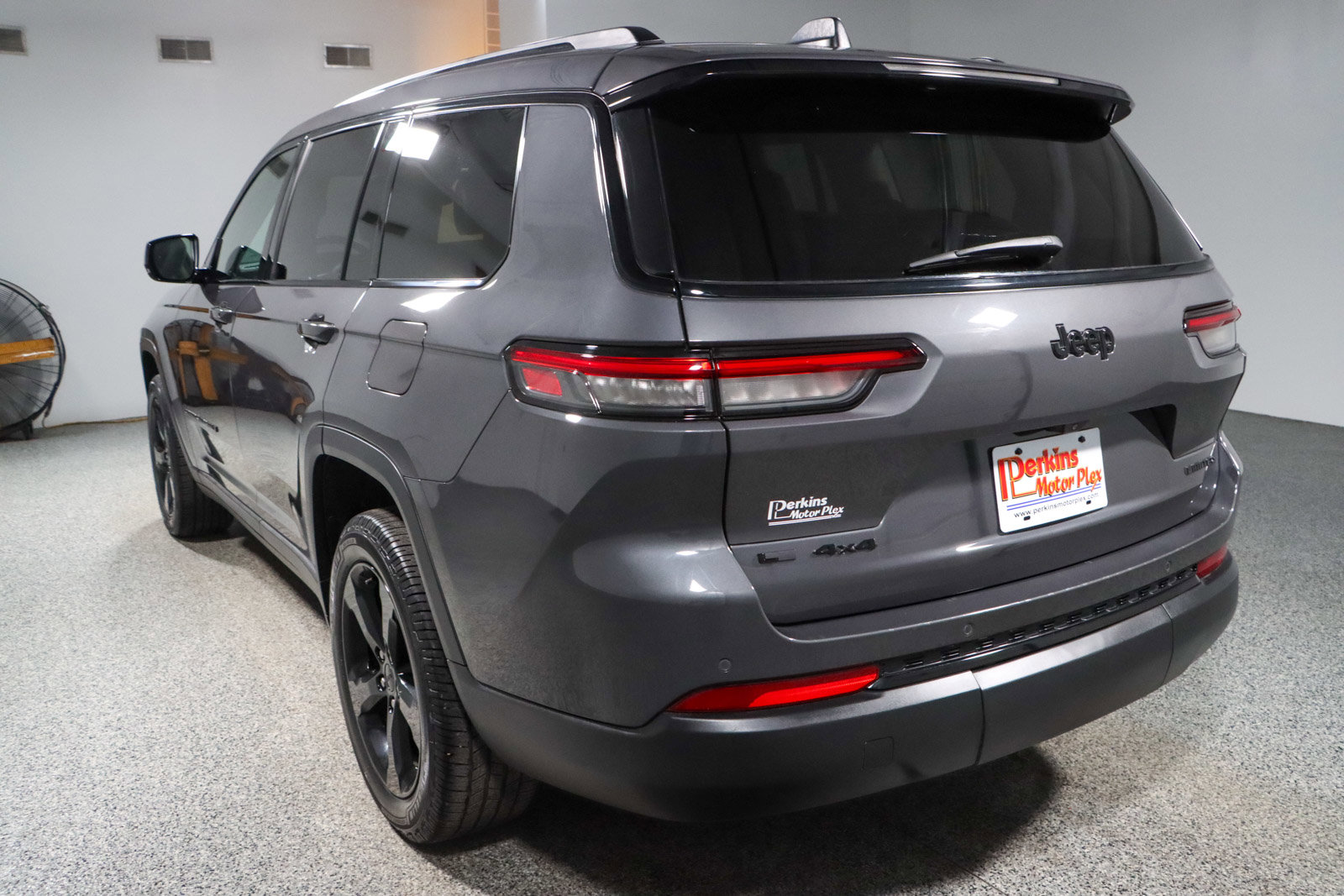 Used 2022 Jeep Grand Cherokee L Limited w/ Black Appearance Package image 9