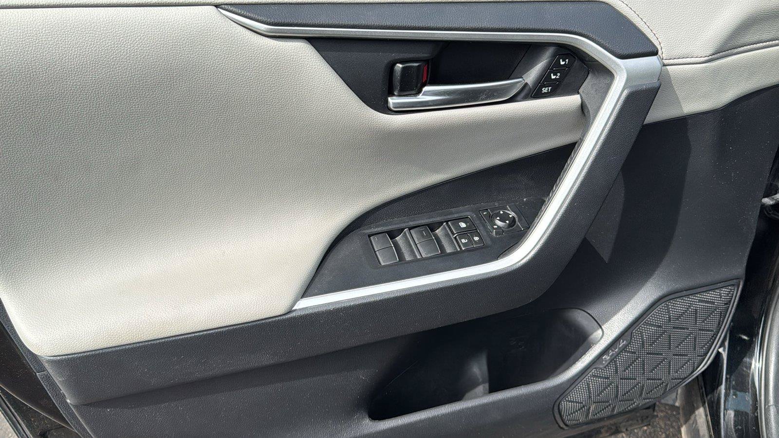Used 2021 Toyota RAV4 Limited FWD image 8