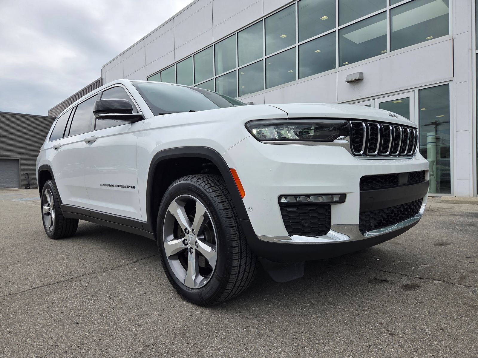 Used 2022 Jeep Grand Cherokee L Limited w/ Luxury Tech Group II AWD/4WD image 30