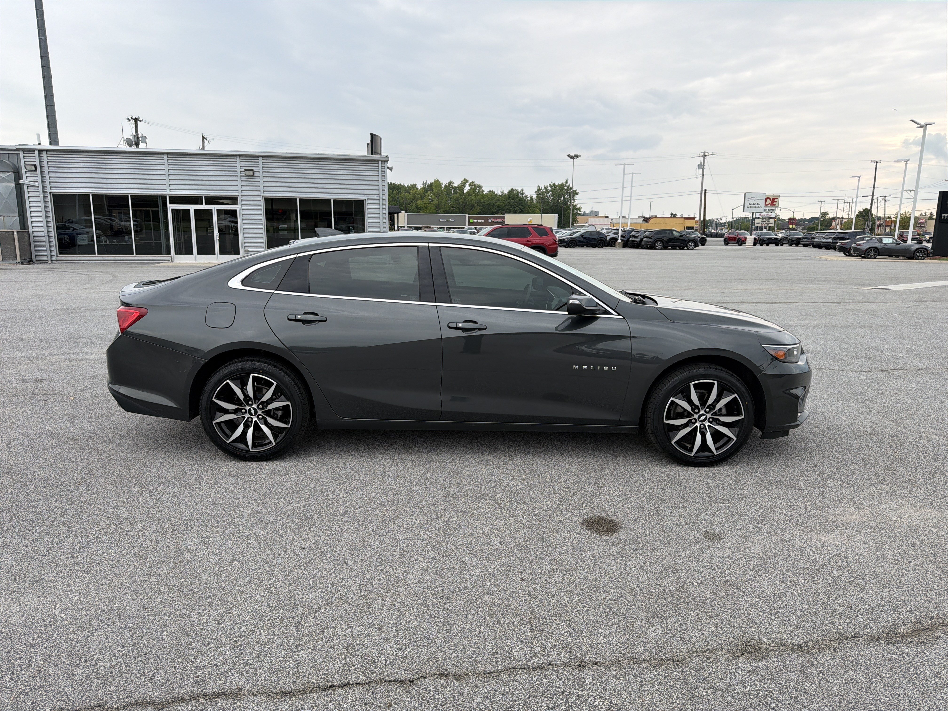 Used 2017 Chevrolet Malibu LT FWD image 3