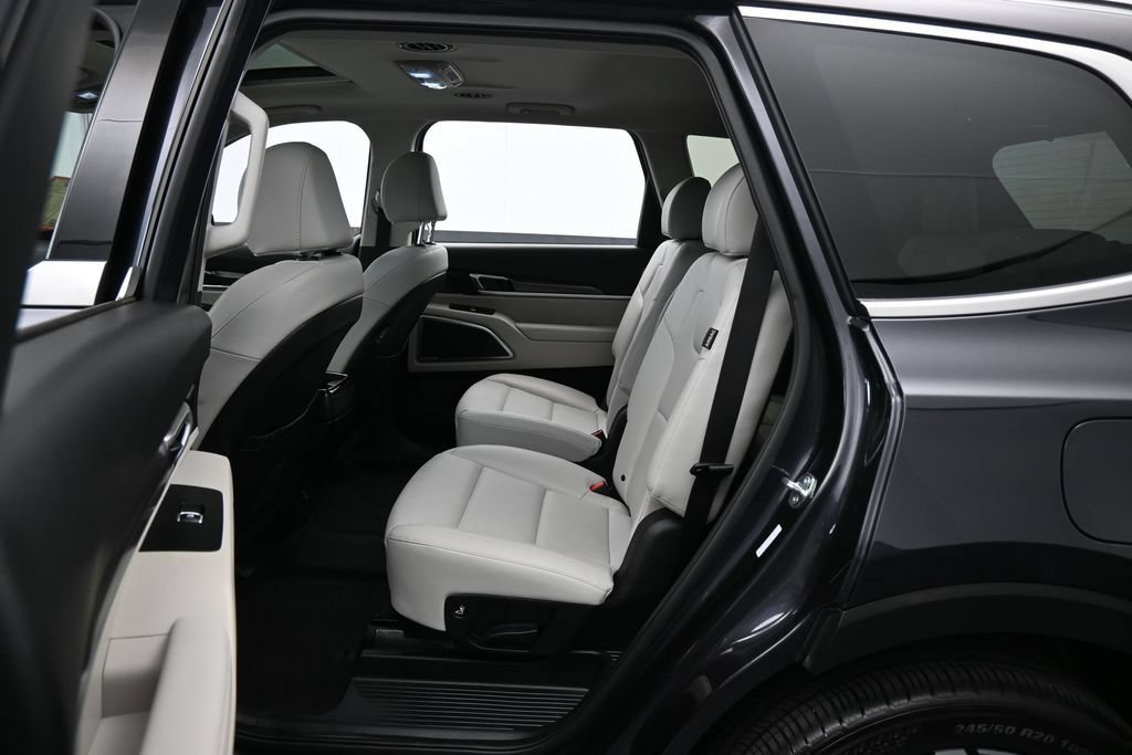 Used 2025 Kia Telluride S FWD image 32