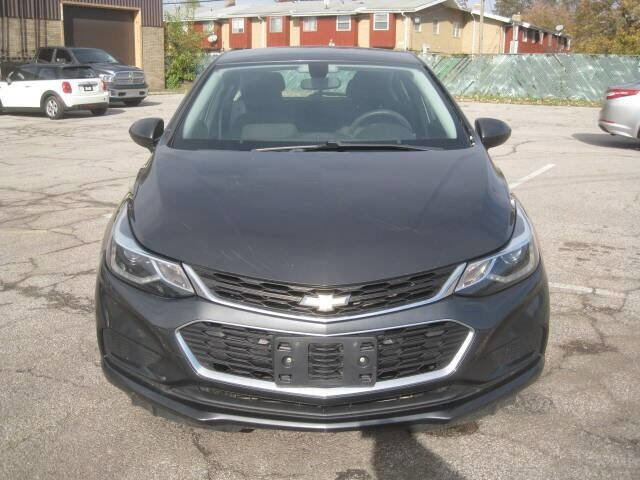 Used 2017 Chevrolet Cruze LT image 2