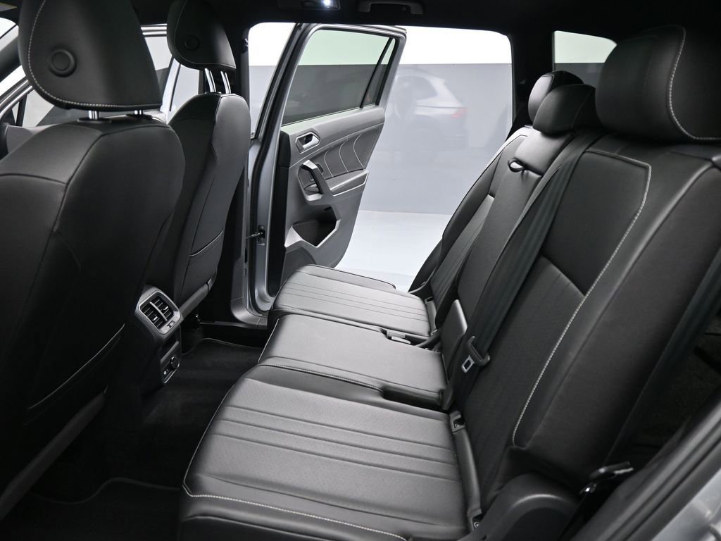 Used 2023 Volkswagen Tiguan SE R-Line image 15