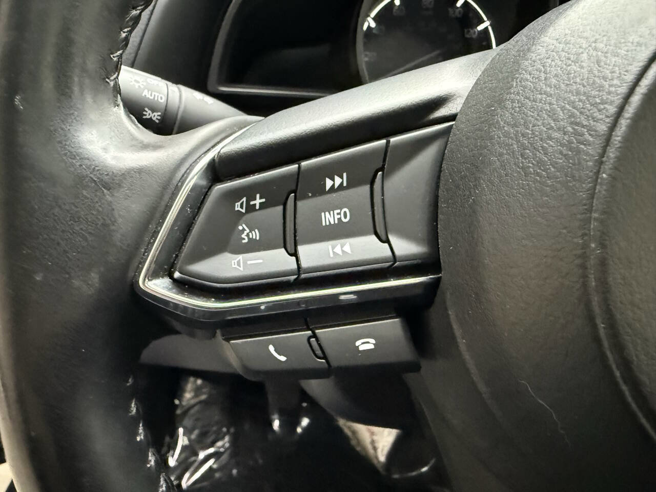 Used 2018 MAZDA MAZDA3 Touring FWD image 23