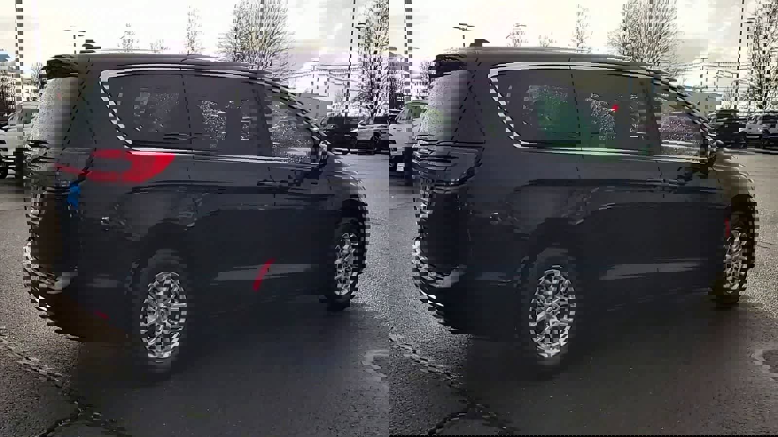 Certified 2024 Chrysler Pacifica Touring-L image 8