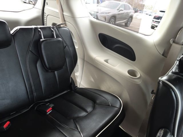 Used 2023 Chrysler Pacifica Limited FWD image 16