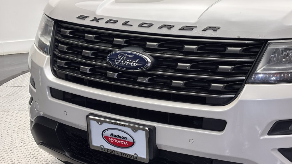 Used 2017 Ford Explorer XLT w/ Equipment Group 202A AWD/4WD image 2