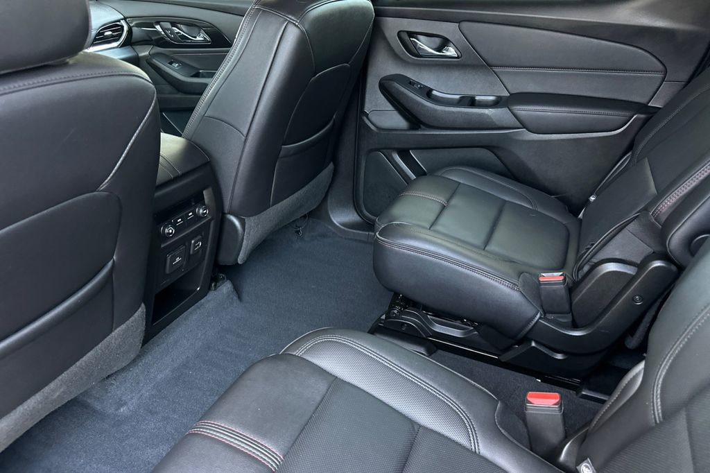 Used 2022 Chevrolet Traverse RS FWD image 13