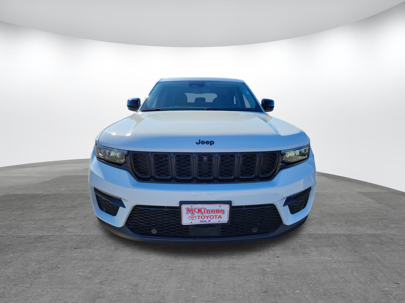 Used 2023 Jeep Grand Cherokee Limited w/ Luxury Tech Group II image 2