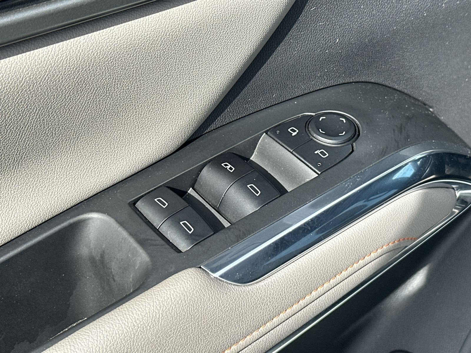 Used 2025 Chevrolet Traverse LT FWD image 15