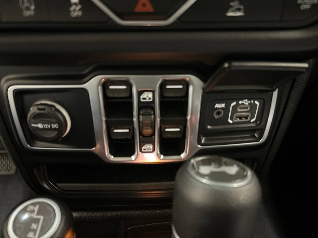 Used 2025 Jeep Wrangler Unlimited Sahara w/ Technology Group AWD/4WD image 23