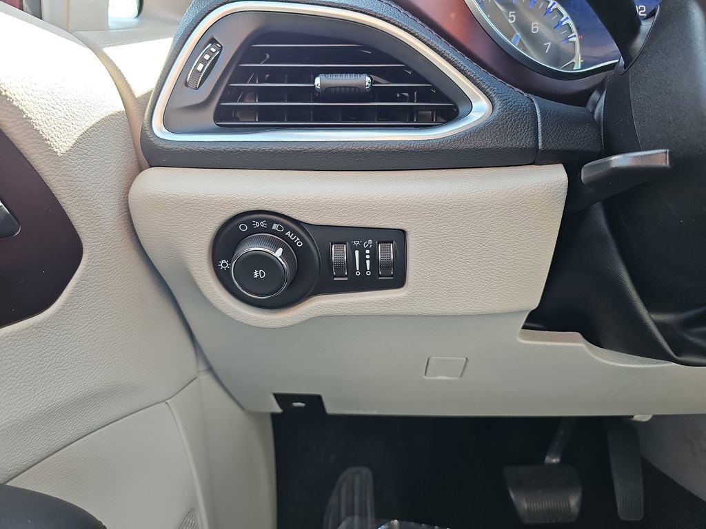 Used 2020 Chrysler Pacifica Limited image 31