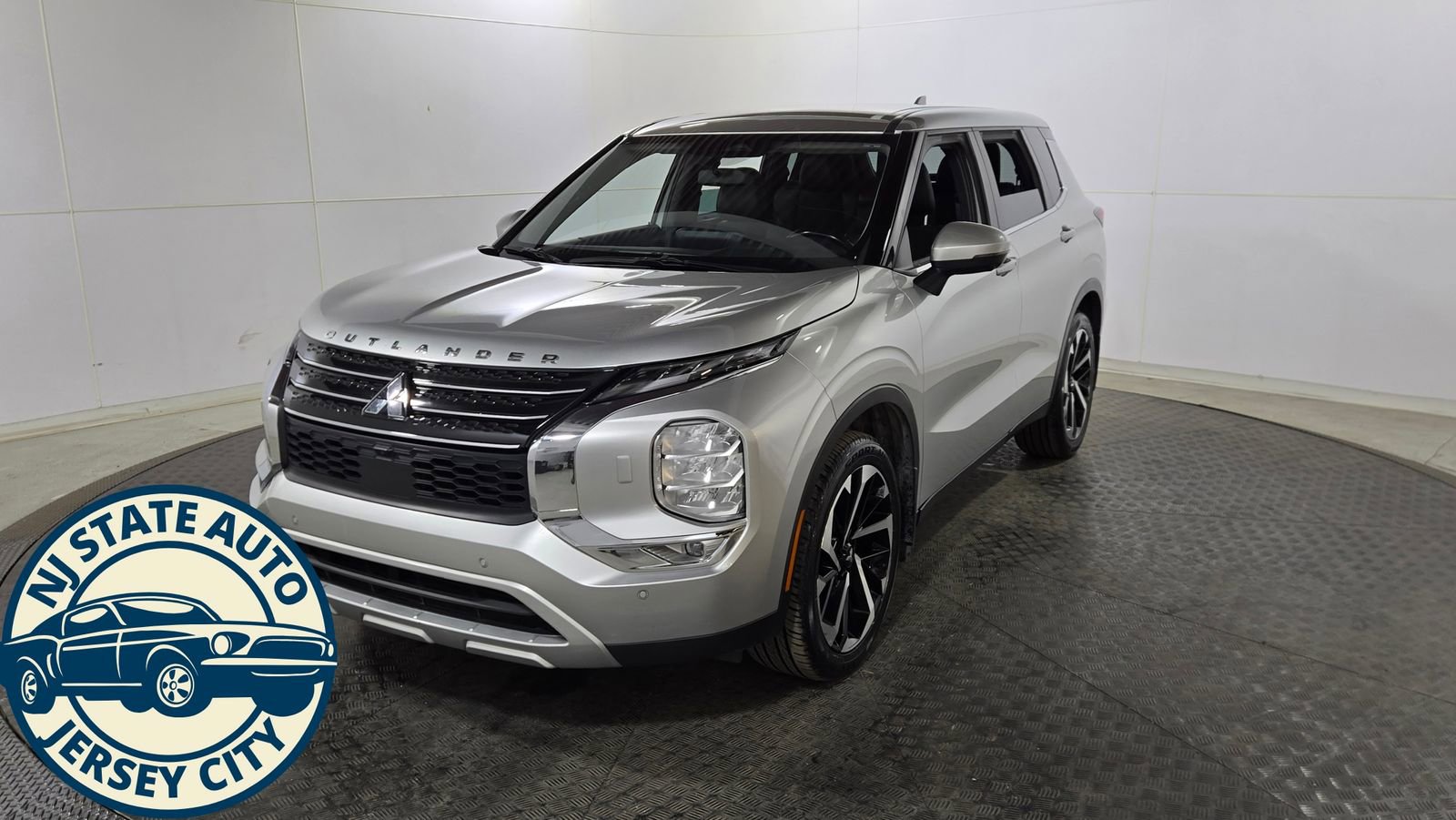 Used 2023 Mitsubishi Outlander SE image 3