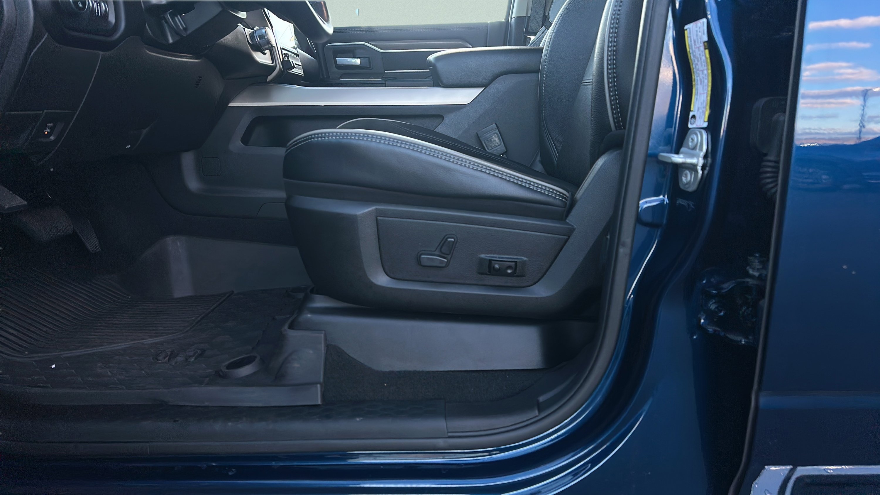 Used 2024 RAM 2500 Laramie w/ Off Road Package image 43