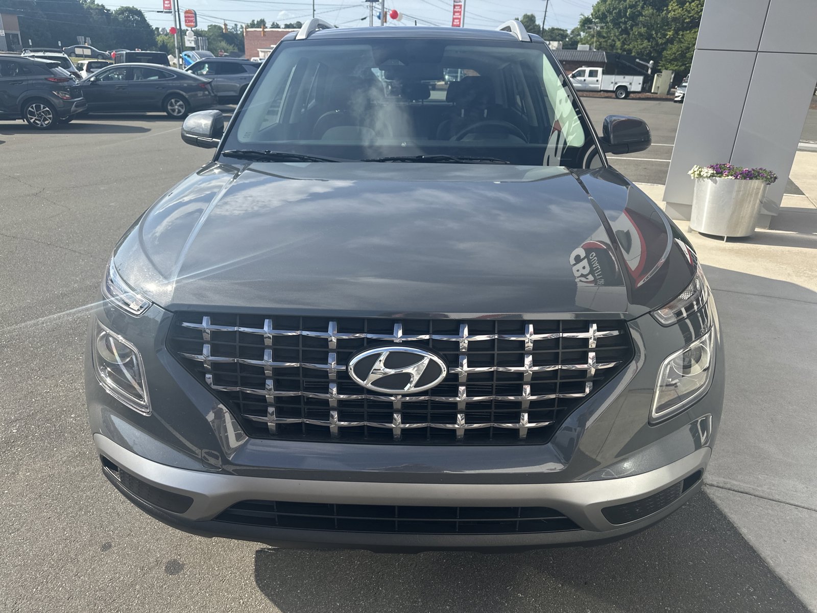 Used 2025 Hyundai Venue SEL FWD image 2