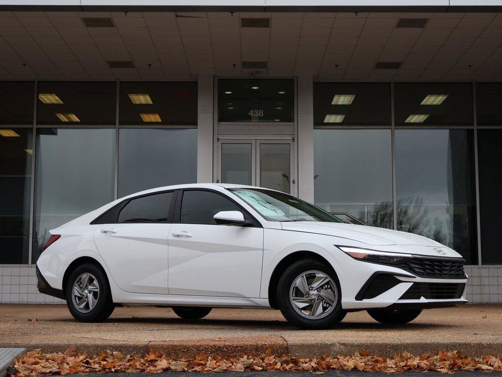 New 2025 Hyundai Elantra SE