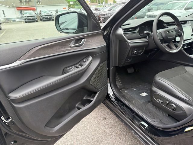 New 2026 Jeep Grand Cherokee Altitude AWD/4WD image 11