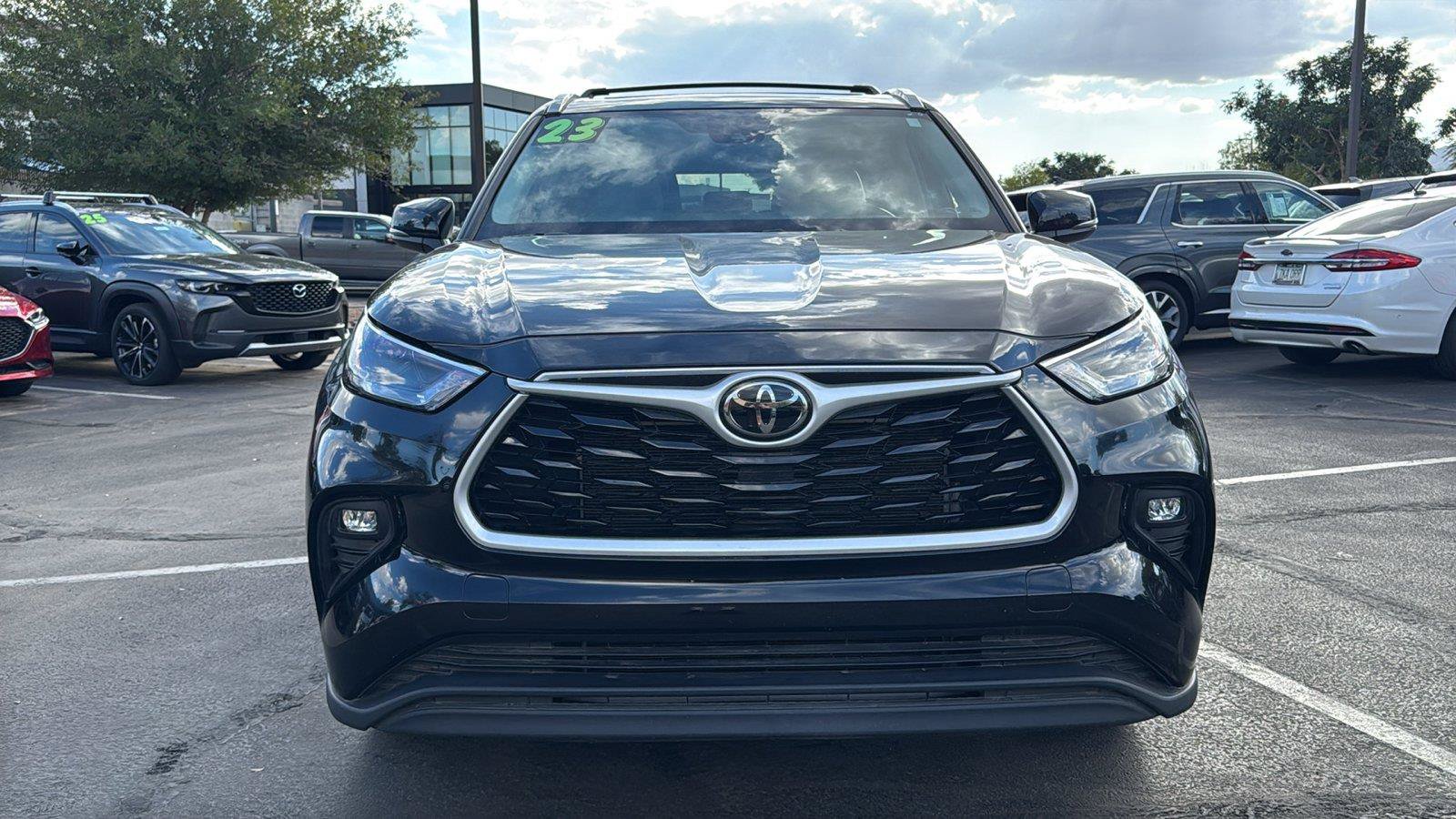 Used 2023 Toyota Highlander XLE FWD image 2