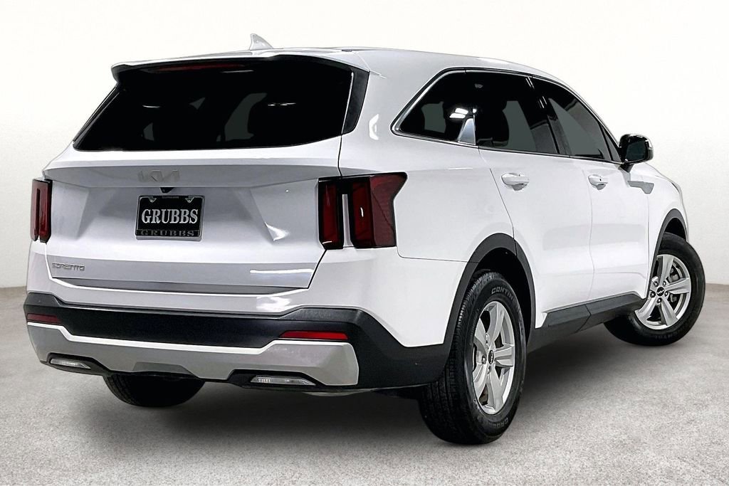 Used 2024 Kia Sorento LX FWD image 2