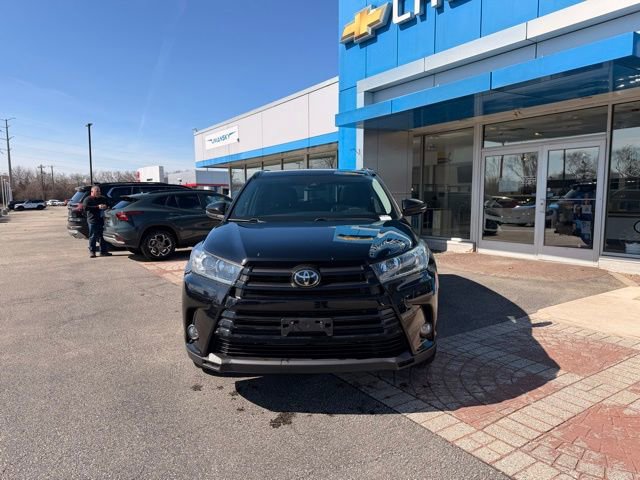 Used 2018 Toyota Highlander SE image 2