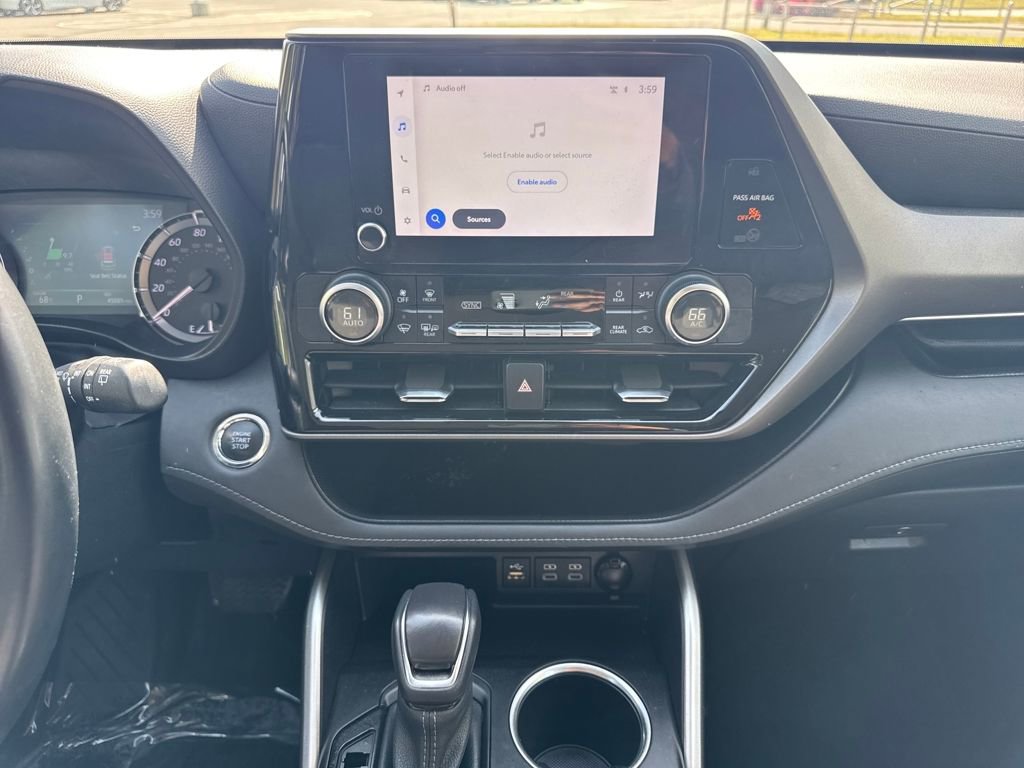 Used 2023 Toyota Highlander LE image 17