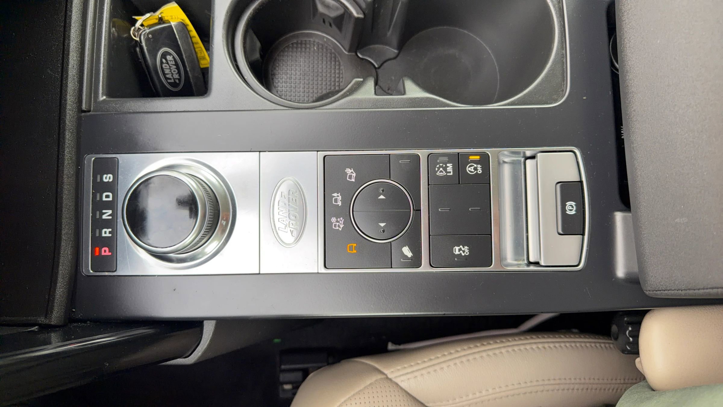 Used 2017 Land Rover Discovery SE image 27